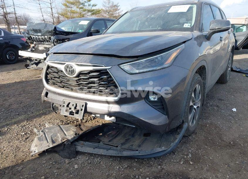 Photo 6 of 2021 Toyota Highlander XLE (VIN 5TDHZRBH8MS096916)