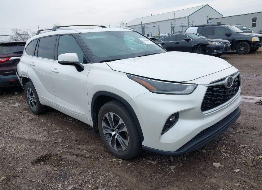 2021 Toyota Highlander XLE (VIN 5TDHZRBH8MS138517) main photo