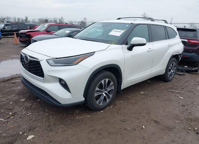 Photo 2 of 2021 Toyota Highlander XLE (VIN 5TDHZRBH8MS138517)