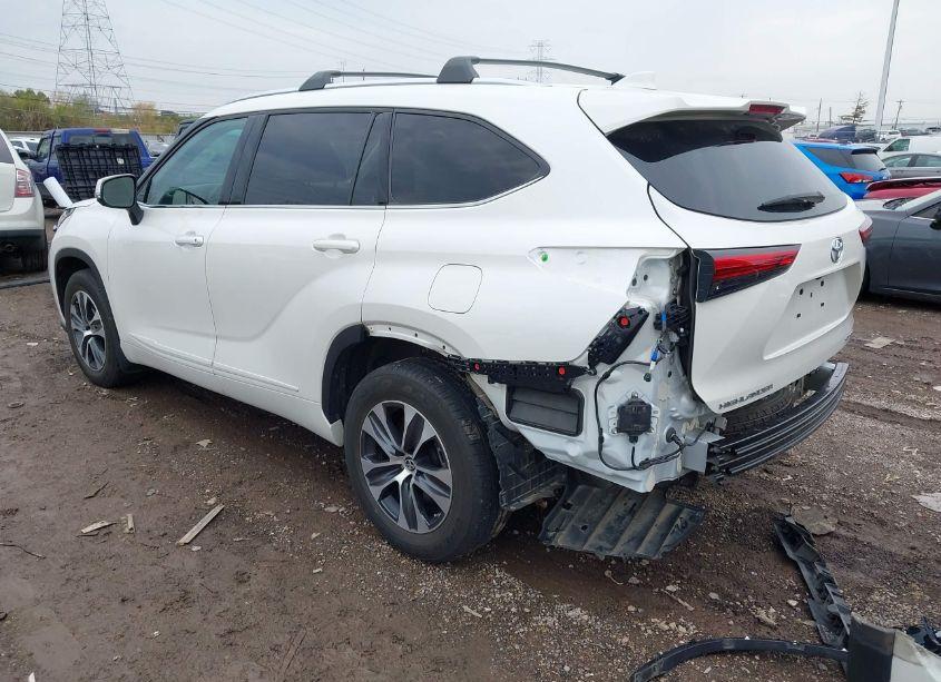 Photo 3 of 2021 Toyota Highlander XLE (VIN 5TDHZRBH8MS138517)