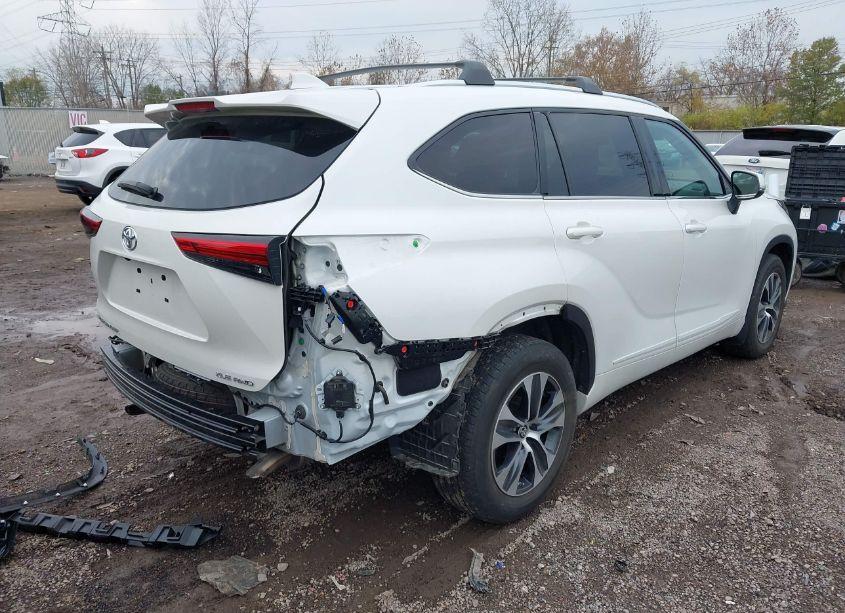 Photo 4 of 2021 Toyota Highlander XLE (VIN 5TDHZRBH8MS138517)