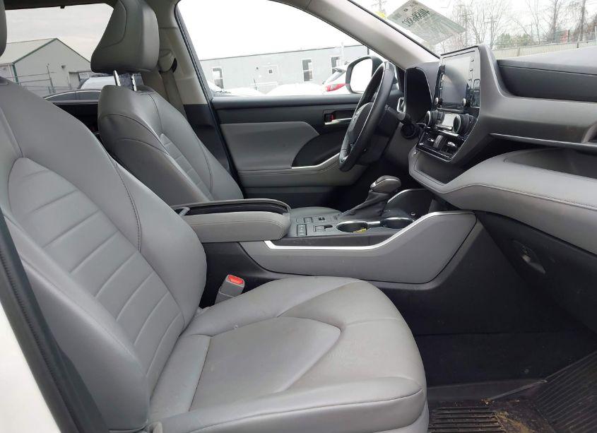 Photo 5 of 2021 Toyota Highlander XLE (VIN 5TDHZRBH8MS138517)