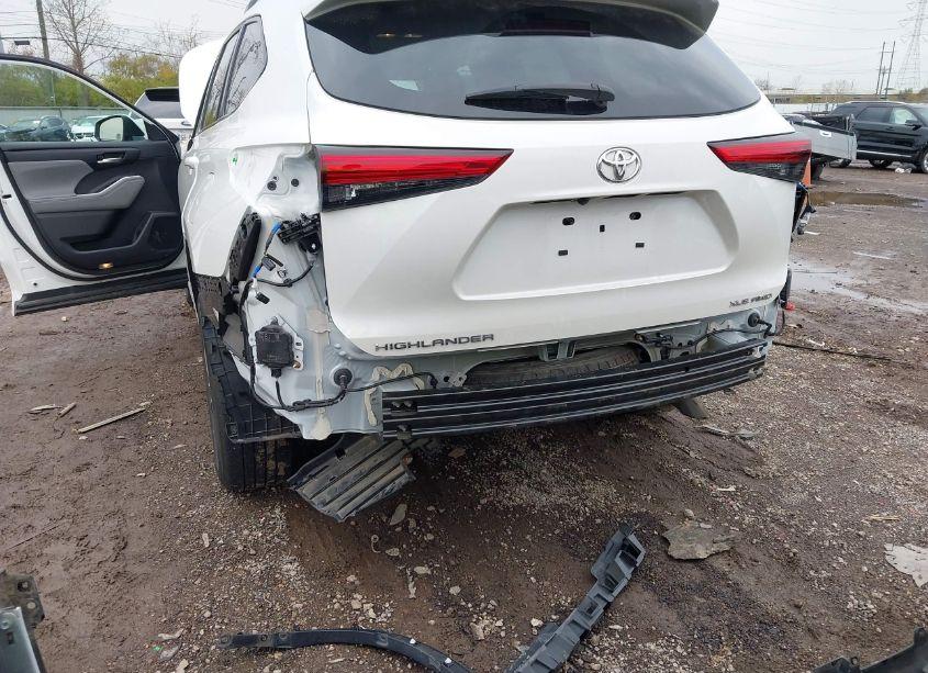 Photo 6 of 2021 Toyota Highlander XLE (VIN 5TDHZRBH8MS138517)