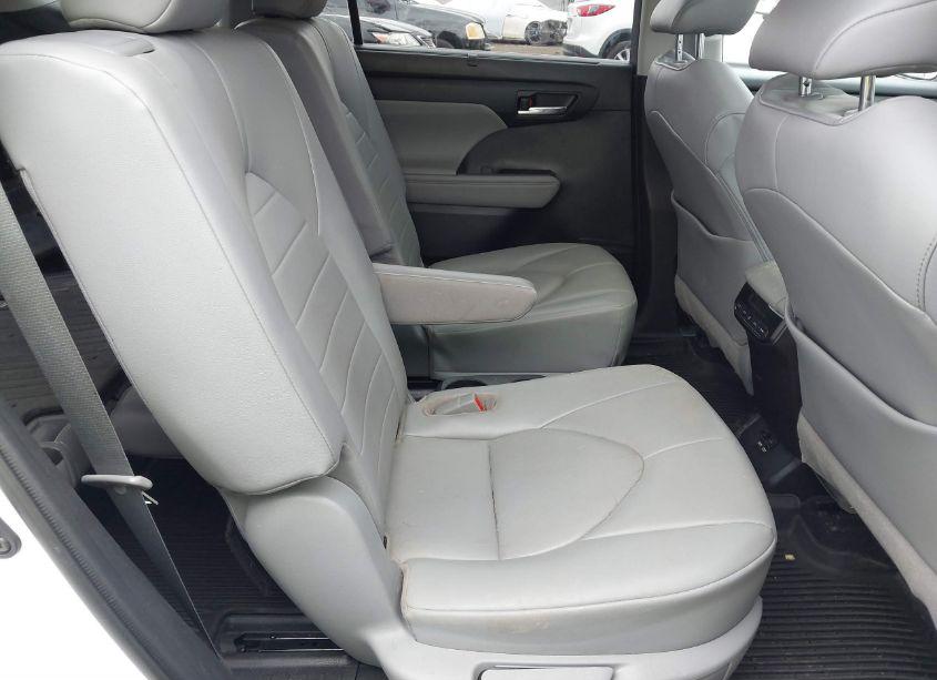 Photo 8 of 2021 Toyota Highlander XLE (VIN 5TDHZRBH8MS138517)