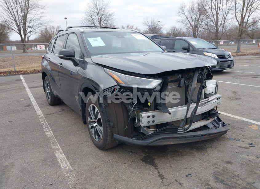 2022 Toyota Highlander XLE (VIN 5TDHZRBH8NS594485) main photo