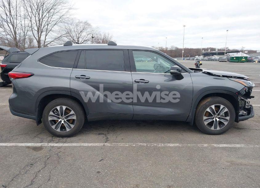 Photo 13 of 2022 Toyota Highlander XLE (VIN 5TDHZRBH8NS594485)