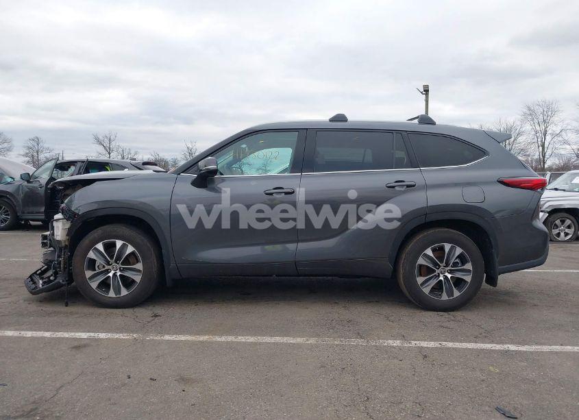 Photo 14 of 2022 Toyota Highlander XLE (VIN 5TDHZRBH8NS594485)
