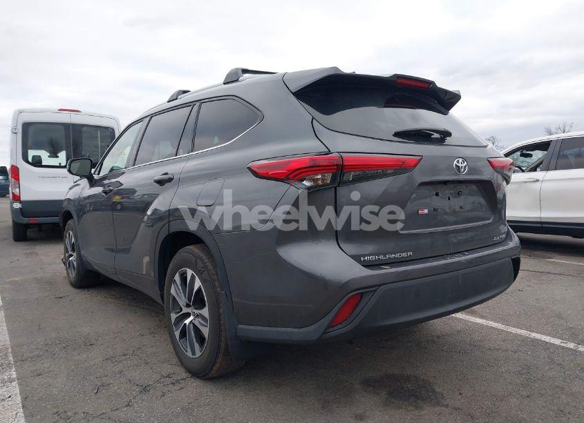 Photo 3 of 2022 Toyota Highlander XLE (VIN 5TDHZRBH8NS594485)