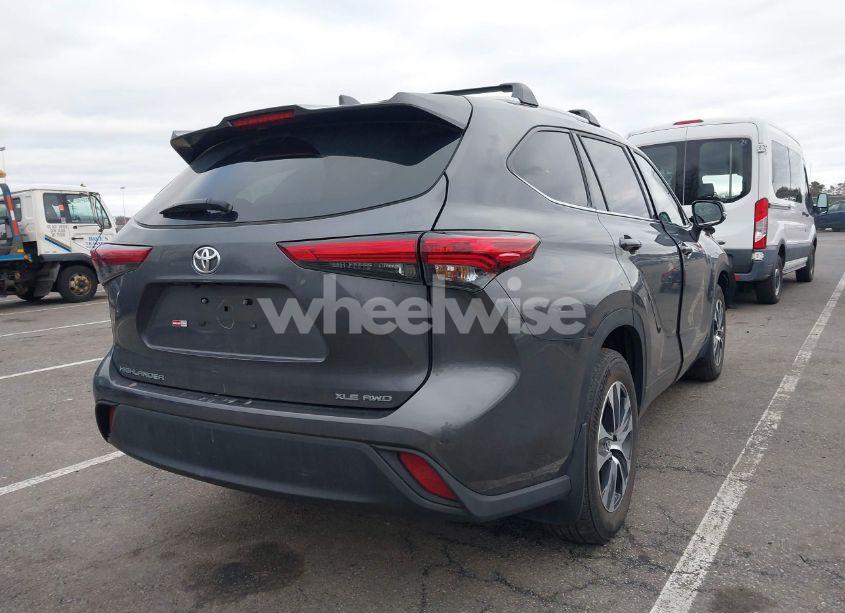 Photo 4 of 2022 Toyota Highlander XLE (VIN 5TDHZRBH8NS594485)