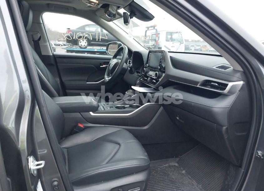 Photo 5 of 2022 Toyota Highlander XLE (VIN 5TDHZRBH8NS594485)