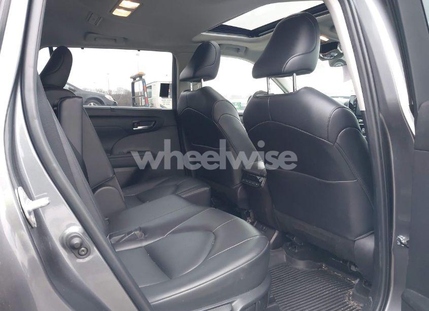 Photo 8 of 2022 Toyota Highlander XLE (VIN 5TDHZRBH8NS594485)