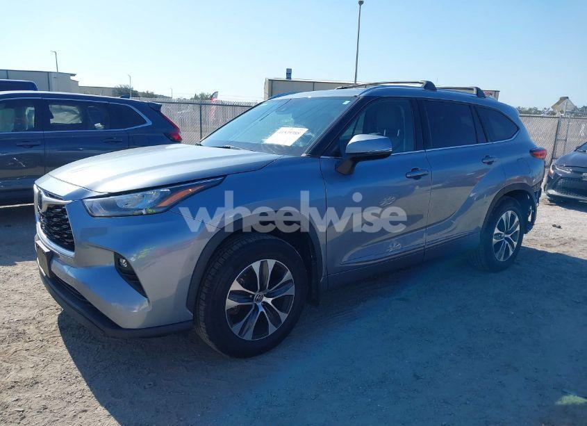 Photo 2 of 2020 Toyota Highlander XLE (VIN 5TDHZRBH9LS025884)