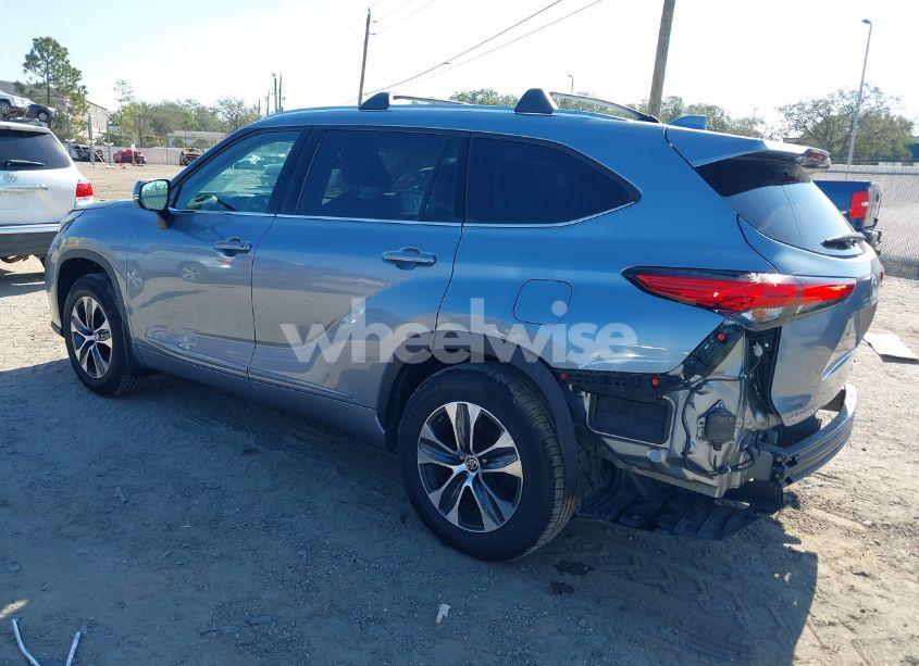 Photo 3 of 2020 Toyota Highlander XLE (VIN 5TDHZRBH9LS025884)