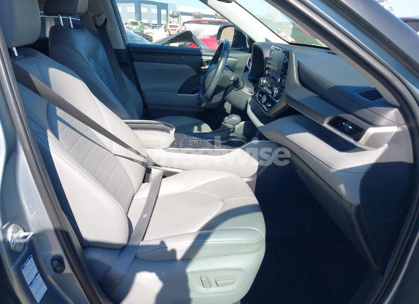 Photo 5 of 2020 Toyota Highlander XLE (VIN 5TDHZRBH9LS025884)