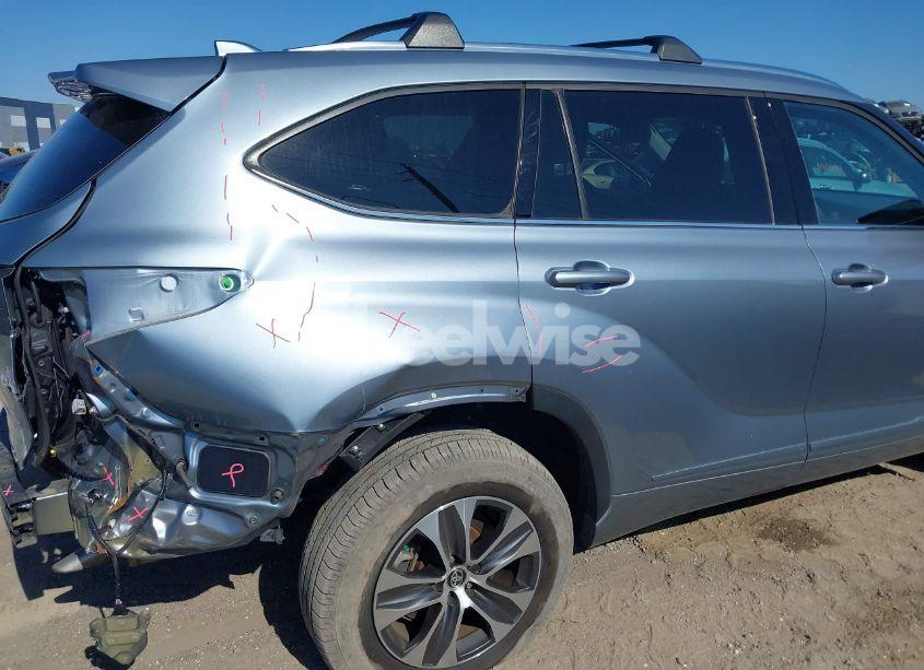 Photo 6 of 2020 Toyota Highlander XLE (VIN 5TDHZRBH9LS025884)