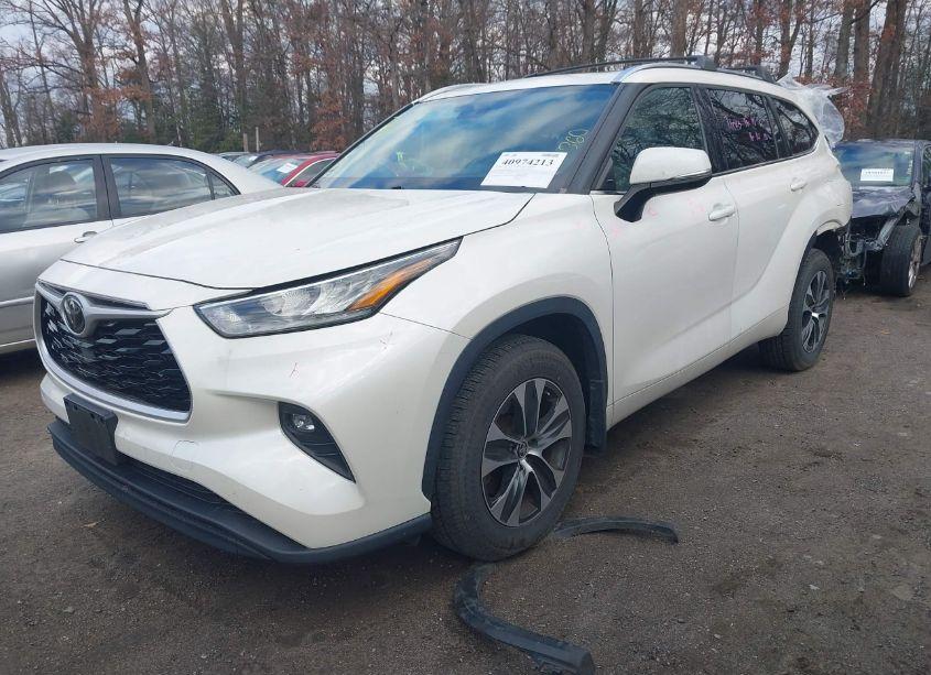 Photo 2 of 2020 Toyota Highlander XLE (VIN 5TDHZRBH9LS509442)
