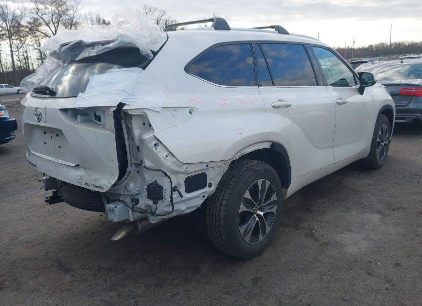 Photo 4 of 2020 Toyota Highlander XLE (VIN 5TDHZRBH9LS509442)