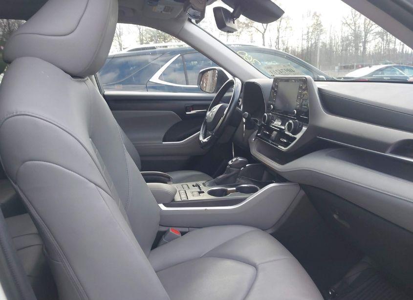 Photo 5 of 2020 Toyota Highlander XLE (VIN 5TDHZRBH9LS509442)