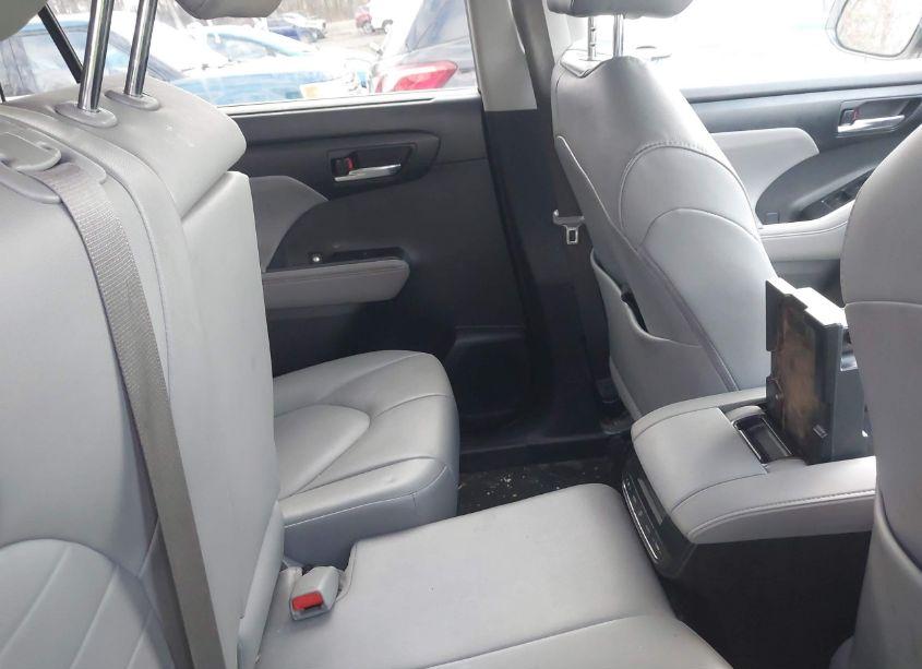 Photo 8 of 2020 Toyota Highlander XLE (VIN 5TDHZRBH9LS509442)