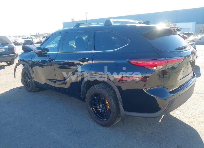 Photo 3 of 2020 Toyota Highlander XLE (VIN 5TDHZRBH9LS510672)