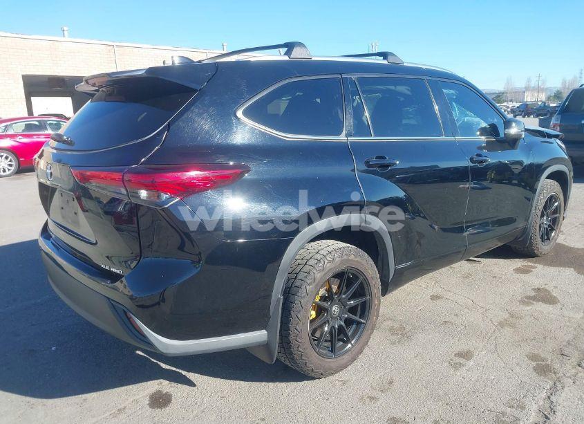 Photo 4 of 2020 Toyota Highlander XLE (VIN 5TDHZRBH9LS510672)