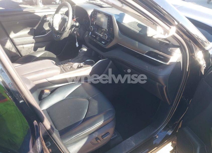 Photo 5 of 2020 Toyota Highlander XLE (VIN 5TDHZRBH9LS510672)