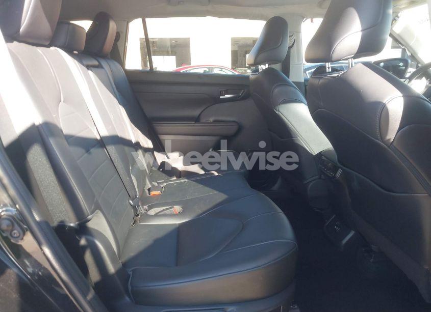 Photo 8 of 2020 Toyota Highlander XLE (VIN 5TDHZRBH9LS510672)