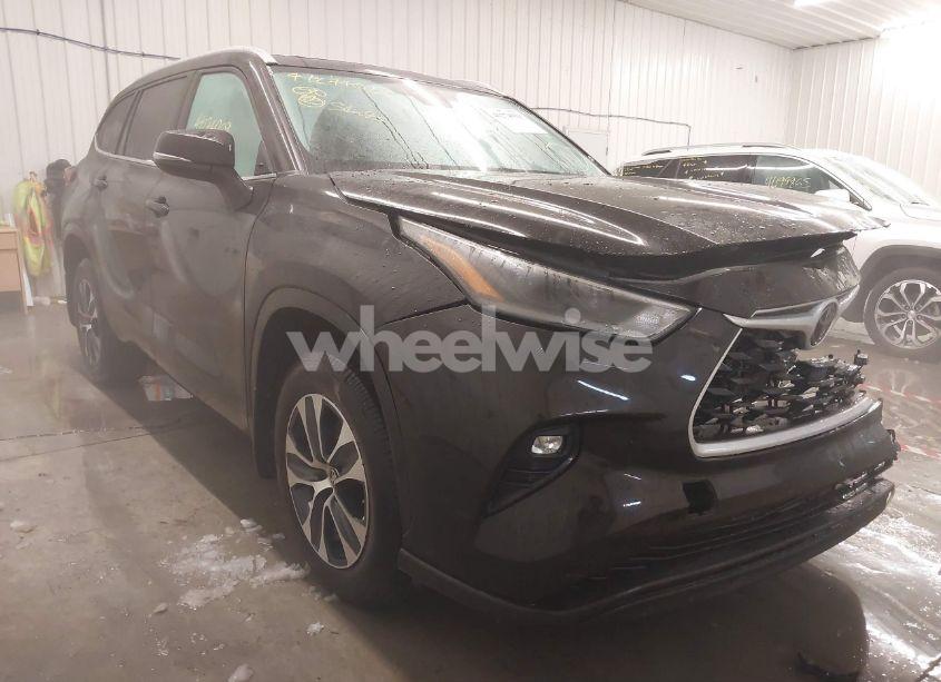 2021 Toyota Highlander XLE (VIN 5TDHZRBH9MS058434) main photo