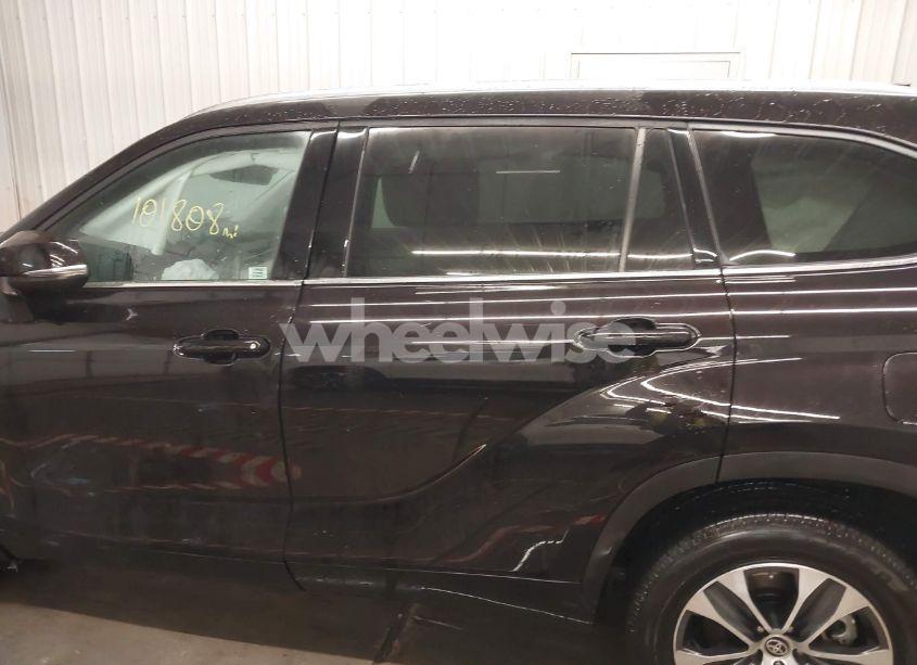 Photo 14 of 2021 Toyota Highlander XLE (VIN 5TDHZRBH9MS058434)
