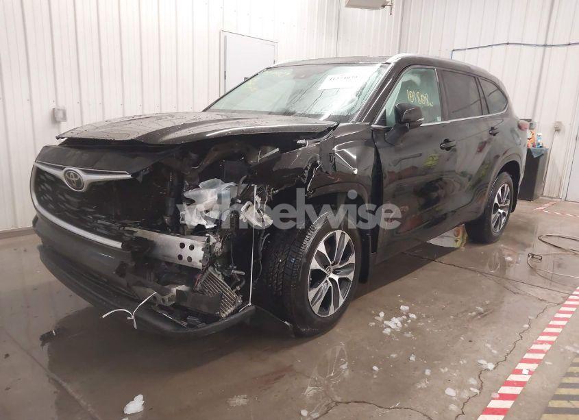 Photo 2 of 2021 Toyota Highlander XLE (VIN 5TDHZRBH9MS058434)