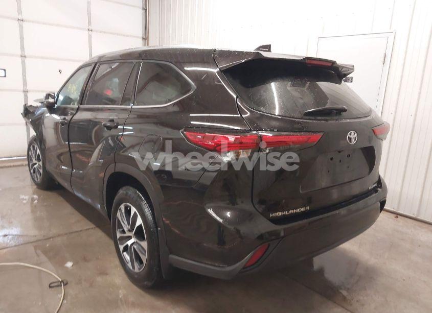 Photo 3 of 2021 Toyota Highlander XLE (VIN 5TDHZRBH9MS058434)