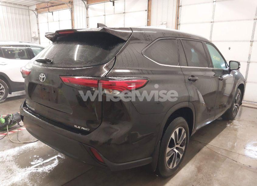 Photo 4 of 2021 Toyota Highlander XLE (VIN 5TDHZRBH9MS058434)