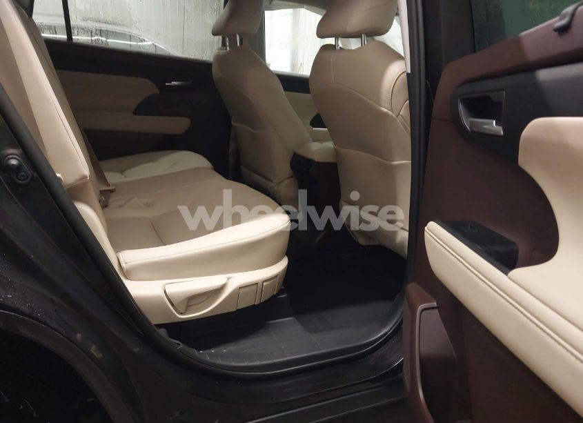 Photo 8 of 2021 Toyota Highlander XLE (VIN 5TDHZRBH9MS058434)