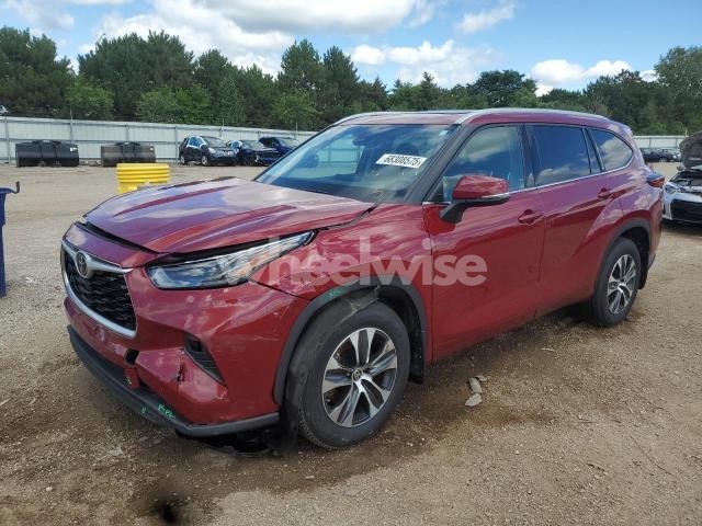 Photo 2 of 2022 TOYOTA HIGHLANDER XLE (VIN 5TDHZRBH9NS206843)