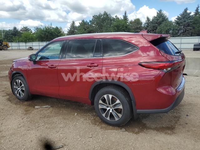 Photo 4 of 2022 TOYOTA HIGHLANDER XLE (VIN 5TDHZRBH9NS206843)