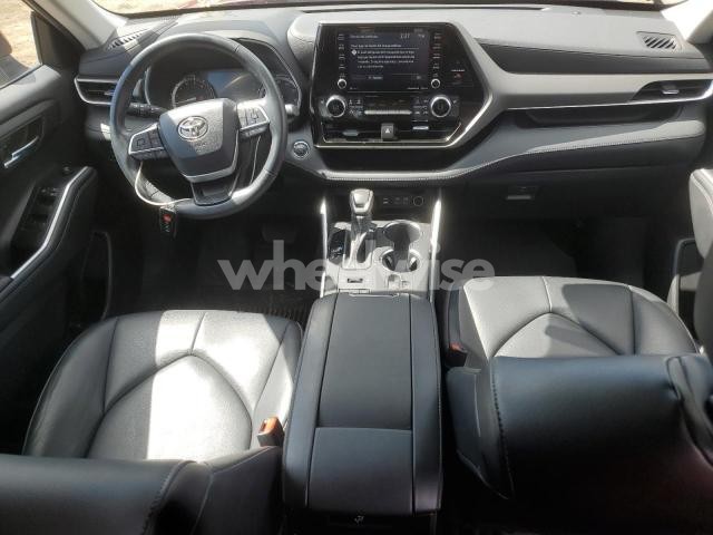 Photo 6 of 2022 TOYOTA HIGHLANDER XLE (VIN 5TDHZRBH9NS206843)