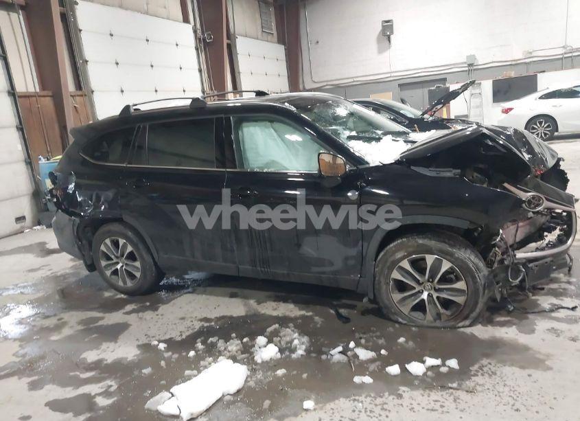 Photo 13 of 2021 Toyota Highlander XLE (VIN 5TDHZRBHXMS144593)