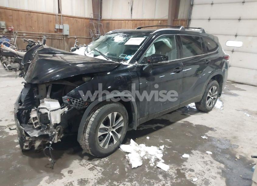 Photo 2 of 2021 Toyota Highlander XLE (VIN 5TDHZRBHXMS144593)