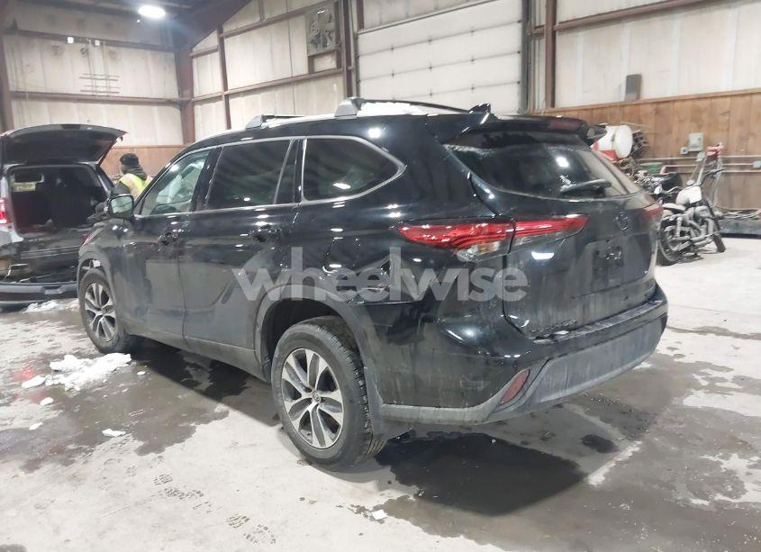 Photo 3 of 2021 Toyota Highlander XLE (VIN 5TDHZRBHXMS144593)