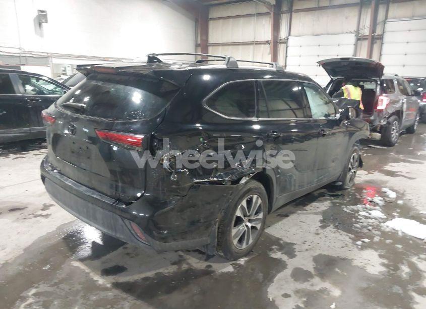 Photo 4 of 2021 Toyota Highlander XLE (VIN 5TDHZRBHXMS144593)