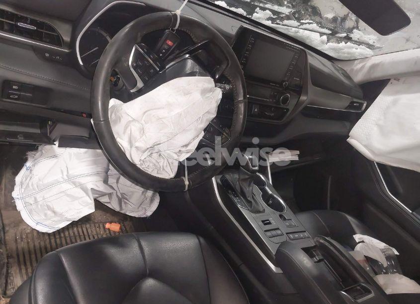 Photo 5 of 2021 Toyota Highlander XLE (VIN 5TDHZRBHXMS144593)