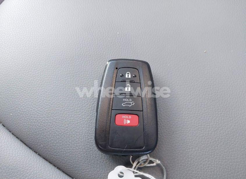 Photo 11 of 2021 Toyota Highlander XLE (VIN 5TDHZRBHXMS532357)