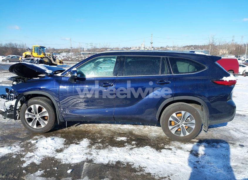 Photo 15 of 2021 Toyota Highlander XLE (VIN 5TDHZRBHXMS532357)