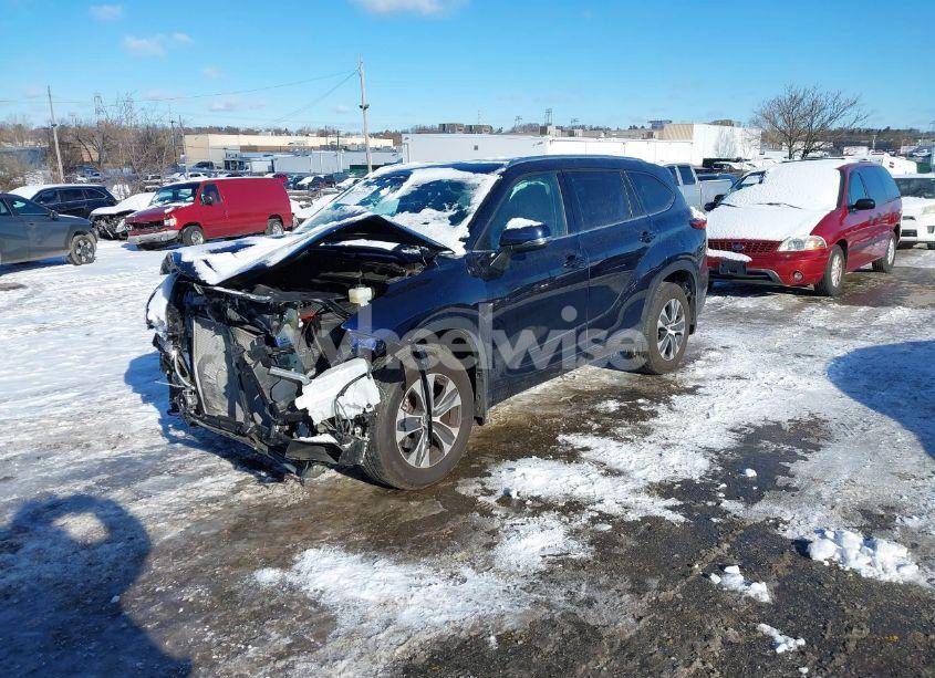 Photo 2 of 2021 Toyota Highlander XLE (VIN 5TDHZRBHXMS532357)