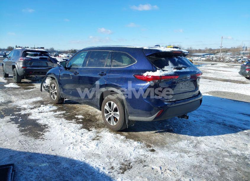 Photo 3 of 2021 Toyota Highlander XLE (VIN 5TDHZRBHXMS532357)
