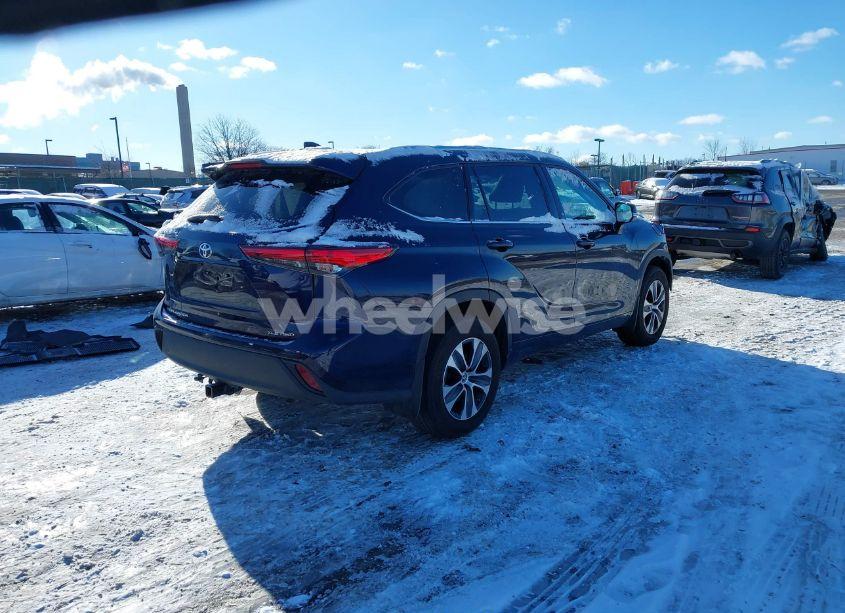 Photo 4 of 2021 Toyota Highlander XLE (VIN 5TDHZRBHXMS532357)