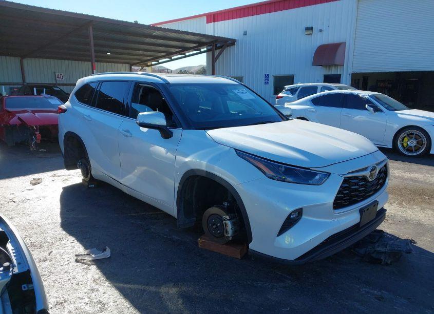 2022 Toyota Highlander XLE (VIN 5TDHZRBHXNS230942) main photo