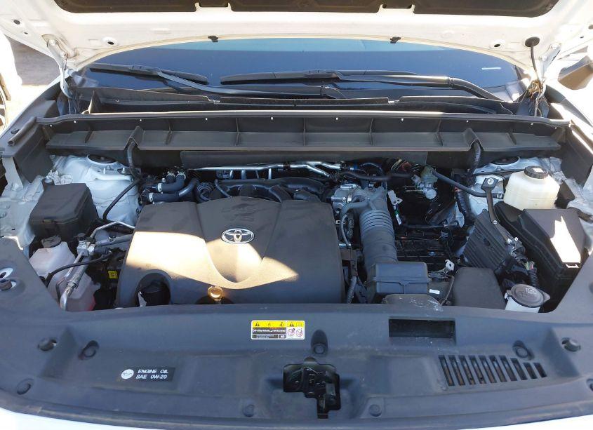 Photo 10 of 2022 Toyota Highlander XLE (VIN 5TDHZRBHXNS230942)