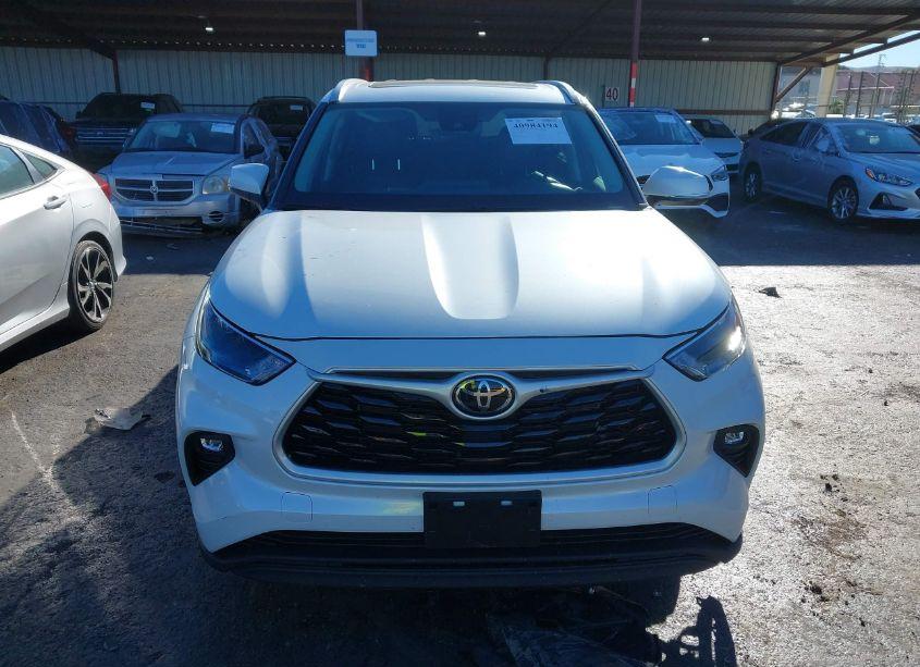 Photo 11 of 2022 Toyota Highlander XLE (VIN 5TDHZRBHXNS230942)