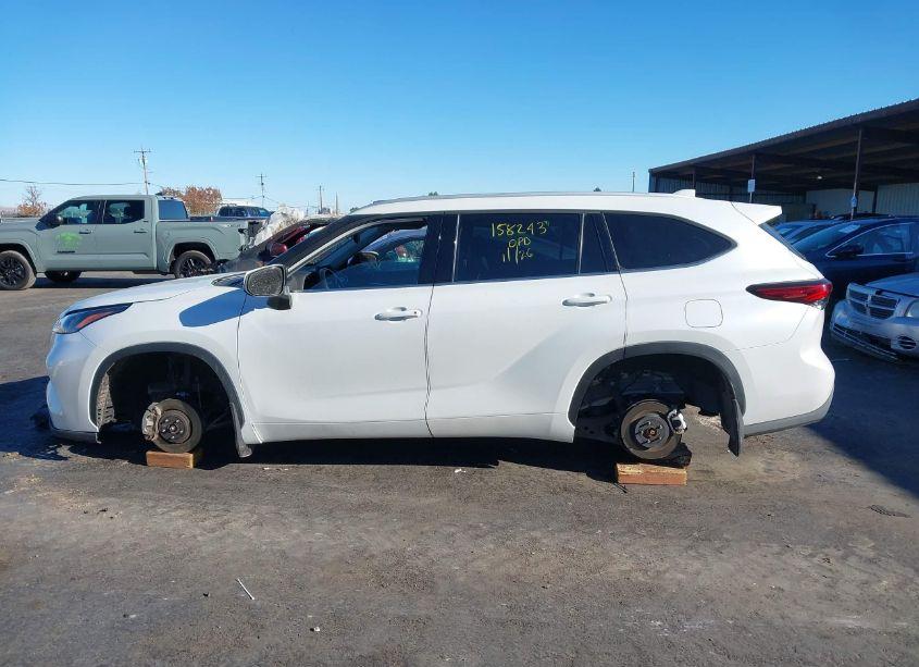 Photo 13 of 2022 Toyota Highlander XLE (VIN 5TDHZRBHXNS230942)